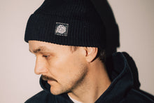 Lade das Bild in den Galerie-Viewer, BLACKOUT PROBLEMS - BLACK FISHER BEANIE
